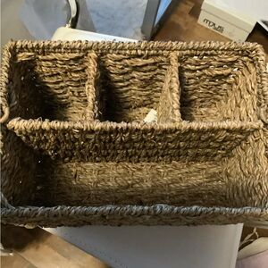 Ustensils Basket To Bring Ustensiles and plates for outside